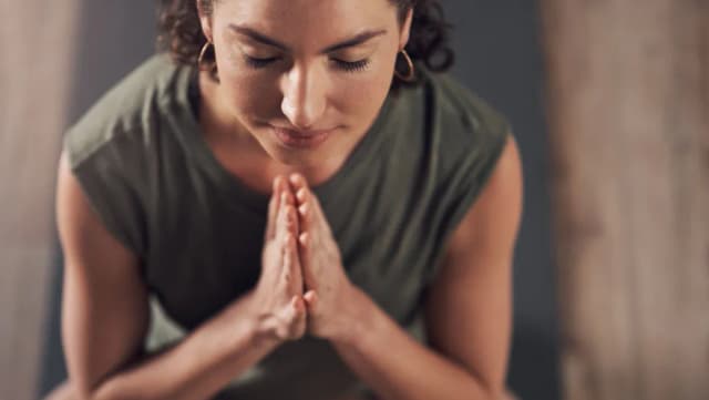 Co znaczy namaste w jodze? Odkryj jego głębokie znaczenie i siłę